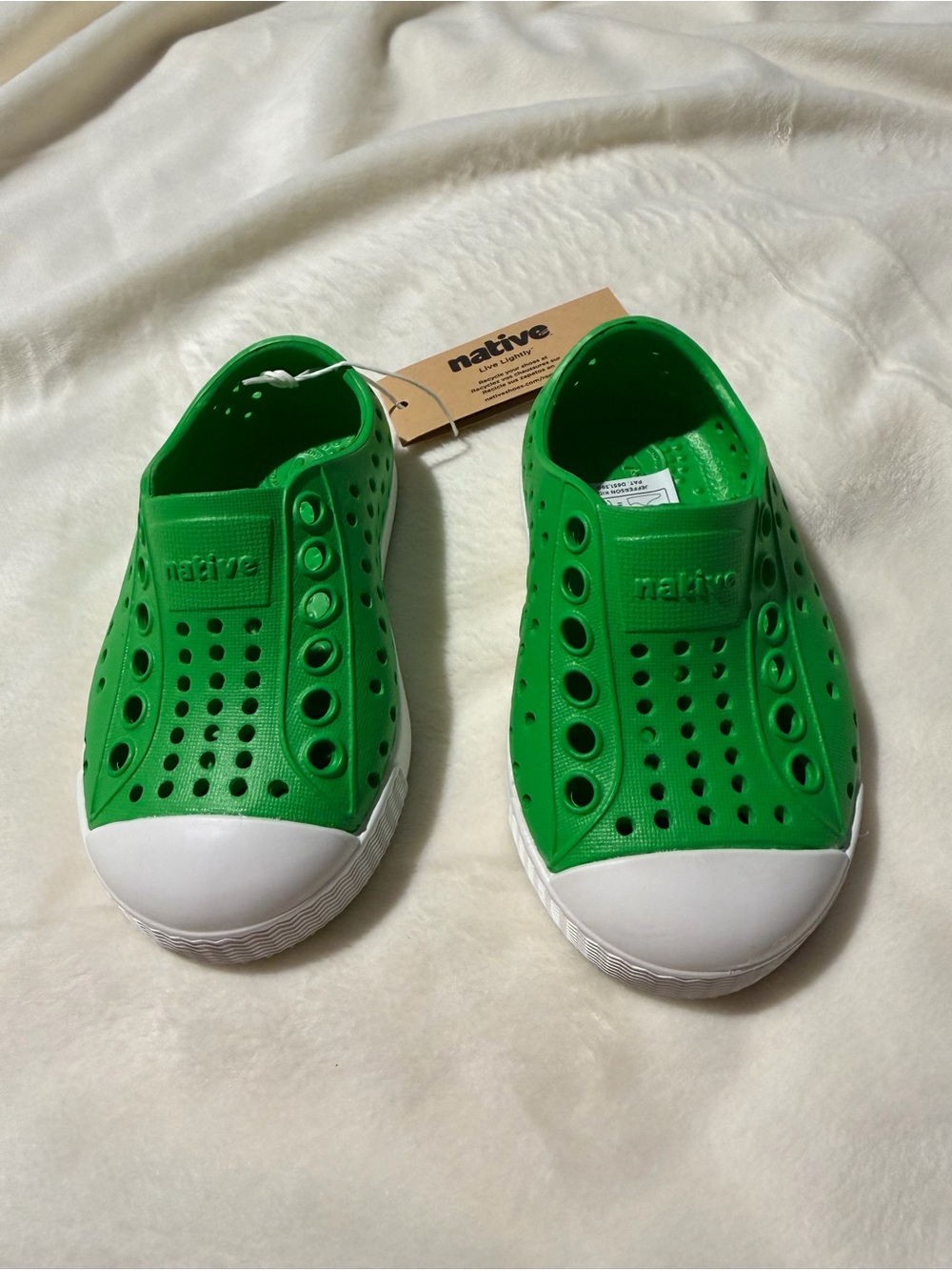 Native Kids Slip-On Water Shoes in Bright Green with White Toe Size C-4 NEW/NWT